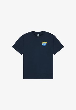 Marineblauw T-shirt met korte mouwen, met kleine gele en blauwe grafische tekst op de linkerborst, ronde hals.