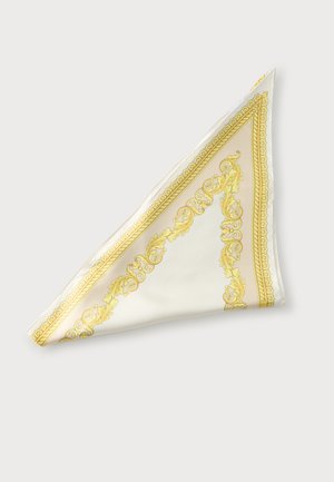 Hvid silketørklæde foldet i en trekant med en indviklet guld barok stil kant og blad mønstre langs kanterne.
