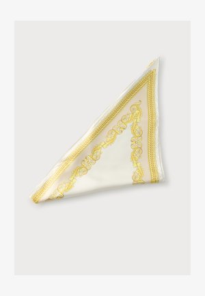Hvid silketørklæde foldet i en trekant med en indviklet guld barok stil kant og blad mønstre langs kanterne.
