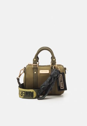 Olivengrøn håndtaske med gulddetaljer, sort mønstret tørklæde bundet om håndtaget samt aftagelig gul og sort rem med "RIVER ISLAND" mærke.