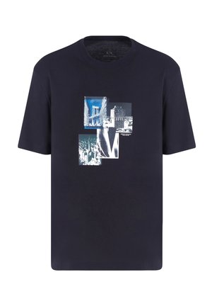 Navyblaue Baumwoll-T-Shirt mit einer Collage aus einfarbigen und blauen Grafikdrucks auf der Vorderseite, rundem Hals und kurzen Ärmeln.