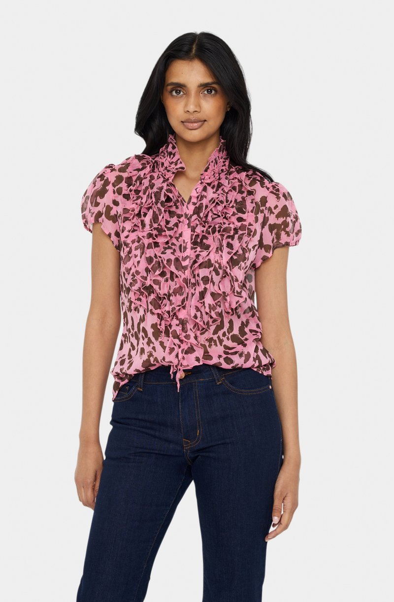 Roza prosojna bluza z rjavim živalskim vzorcem, nagubani detajli ob sprednji strani in ovratniku, kratki naborki ter zapenjanje na gumbe.