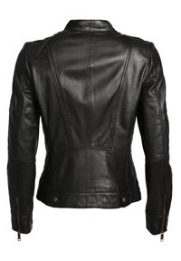 Černá kožená bunda s přiléhavým střihem, klopovým límcem, prošívanými ramenními akcenty a zipovými manžetami. Hladký, matný povrch.