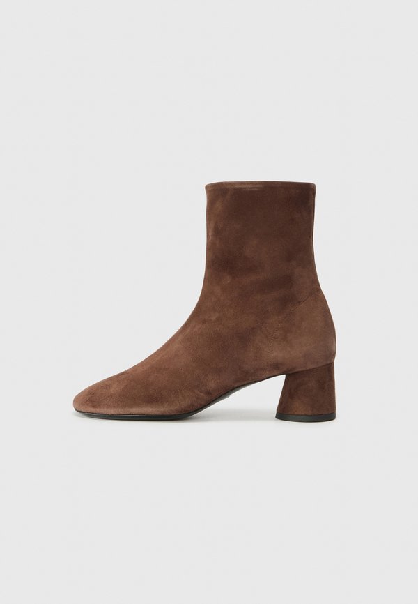 GLOVE - Classic ankle boots - chocolate