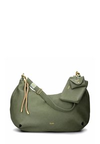 Bolso de cuero verde olivo con forma curvada, detalles en metal dorado, correa larga y un pequeño estuche extraíble.