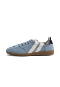 Chaussure de sport en daim bleu clair avec double bandes blanches, semelle en caoutchouc marron et languette de talon noire, vue de l'extérieur.