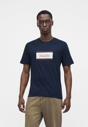 Jack & Jones JJBUSTER TEE CREW NECK  - Tricou cu imprimeu - navy blazer