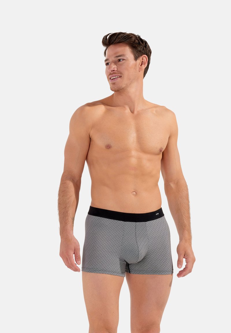 Boxer shorts grigi con motivo a forma geometrica, dotati di un elastico nero in vita e una texture morbida.