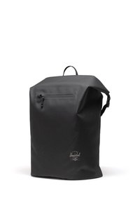 Zaino roll-top nero realizzato in materiale resistente all'acqua. Presenta una tasca anteriore con zip, una tracolla regolabile e un dettaglio con logo nella parte inferiore.