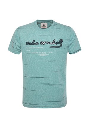T-shirt à manches courtes col rond couleur vert sarcelle clair avec des stries horizontales noires et un texte en script brodé noir sur la poitrine.