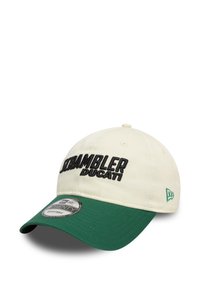 Beige bomullslue med grønn skygge. Har "SCRAMBLER DUCATI" i fet svart brodering, logo-tag på siden og justerbar stropp.