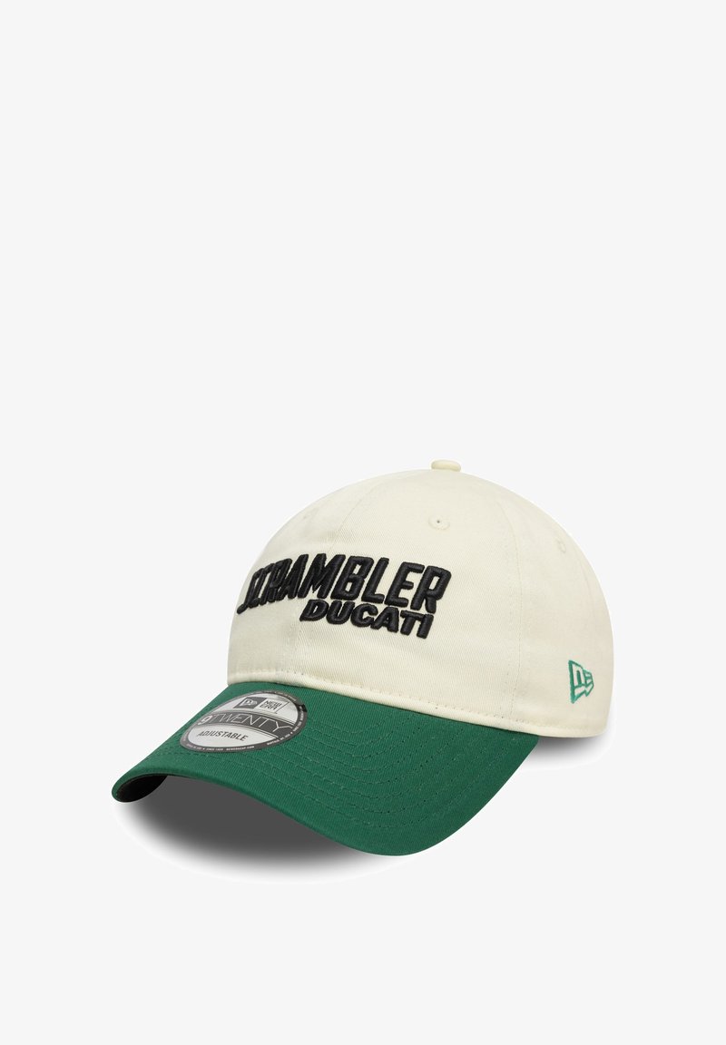 Beige bomullslue med grønn skygge. Har "SCRAMBLER DUCATI" i fet svart brodering, logo-tag på siden og justerbar stropp.