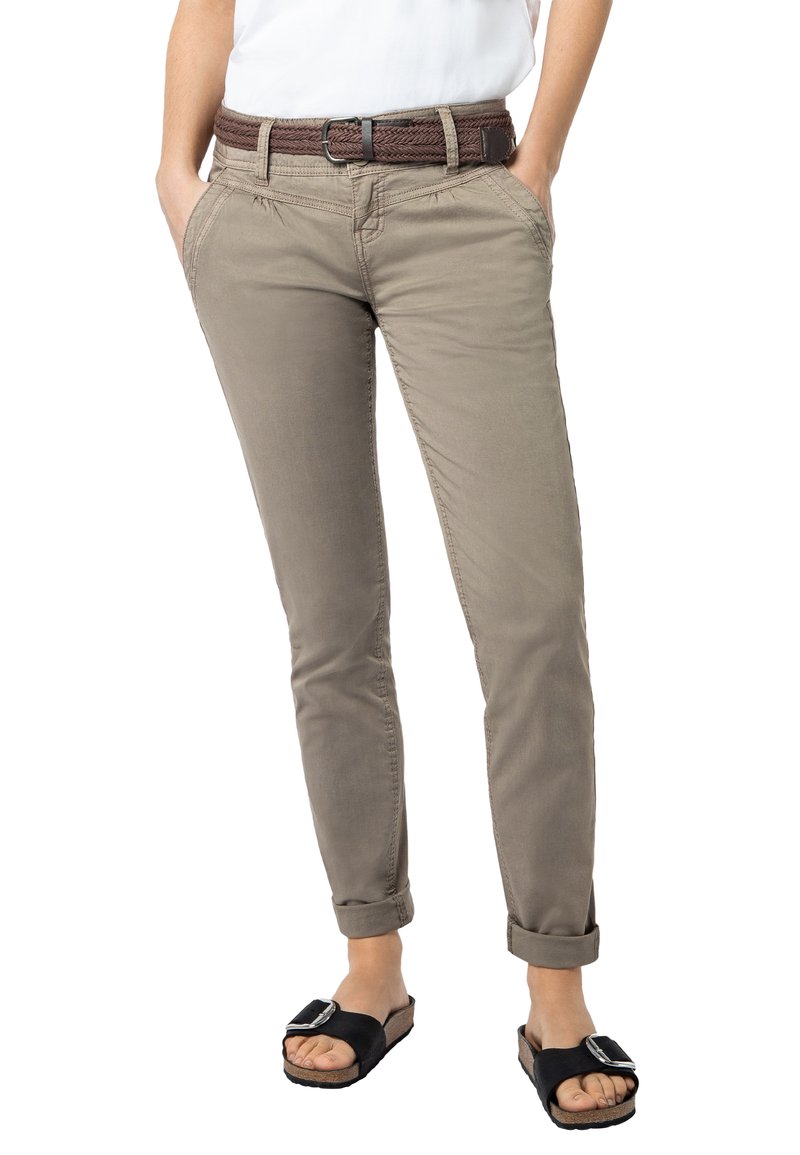 Beige rechte-pijpen broek met zijzakken, een geweven bruine riem en opgerolde boorden. Draag het met zwarte sandalen met een gesp detail.