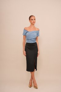 Šviesiai mėlynas off-shoulder mar�škinėliai su susiraukšlėtų audiniu, derinami su juodu pieštuku sijonu su šoniniu plyšiu. Blizgantys auksiniai aukšti kulniukai.