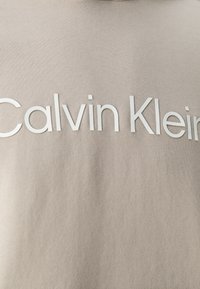 Calvin Klein HERO LOGO COMFORT HOODIE - Sportinis megztinis - atmosphere