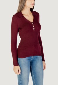 Maglione bordeaux a maniche lunghe con colletto, quattro bottoni metallici, texture a coste in vita e tessuto corpo liscio.