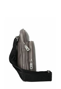 Borsa a tracolla in pelle grigia con due scomparti con zip, una tracolla nera regolabile con loghi impressi e una consistenza liscia.