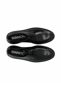 Scarpe da uomo in pelle nera lucida, con finitura brillante, design con lacci, punta arrotondata e soletta di marca, caratterizzate da un dettaglio di suola cucita.