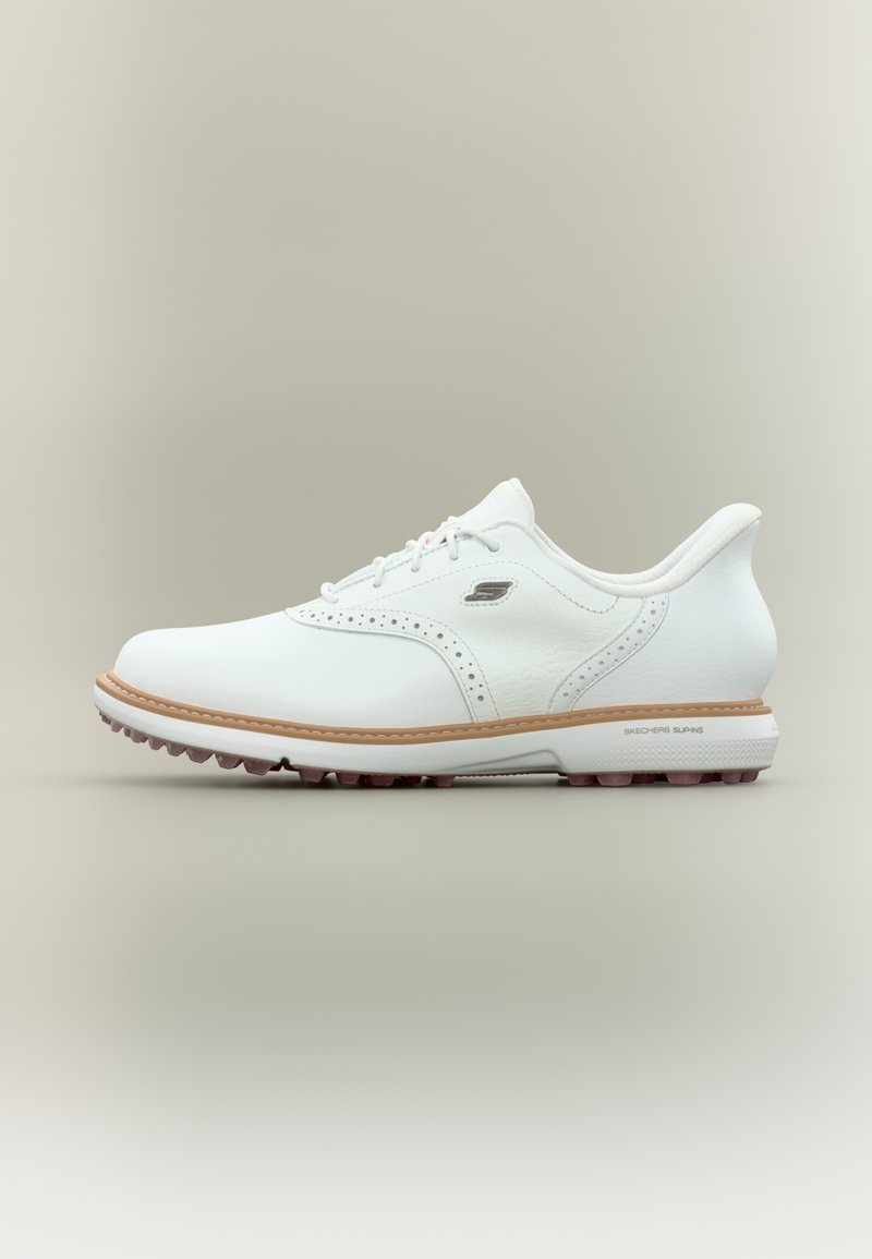 Chaussure de golf en cuir blanc avec détails perforés, col matelassé et semelle extérieure en caoutchouc avec crampons moulés pour une meilleure traction.