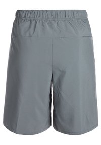 Short gris longueur genou avec taille élastique, tissu lisse et petite poche zippée du côté droit.