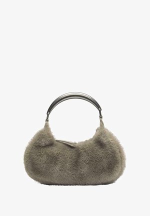 Torba iz umetnega krzna v svetlo sivi barvi z okroglo obliko, z ročajem iz srebrnega kovinskega materiala in gladkim zapiranjem na vrhu.