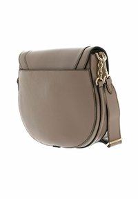 Borsa a tracolla in pelle taupe con patta arrotondata, bordi neri e tracolla regolabile con dettagli in oro su sfondo bianco.