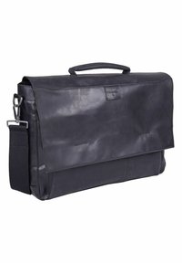 Messenger bag in pelle nera con pattina, manico superiore e tracolla regolabile. Presenta una texture liscia e un branding sottile.