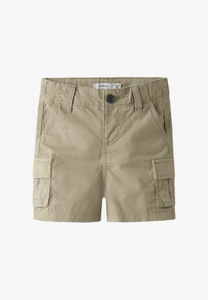 Beżowe krótkie spodenki cargo dla małych dzieci z zapięciem na guziki, szlufkami na pasek, skośnymi kieszeniami z przodu oraz kieszeniami z patkami po obu stronach.
