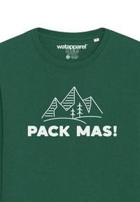Chemise à manches longues en coton vert avec des graphiques de montagnes blanches et le texte "PACK MAS!" imprimé en évidence sur le devant.