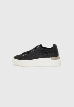 Sneaker nere con un motivo testurizzato, dotate di lacci rotondi, una suola piatta bianca e un'inserto lucido nero sul tallone.