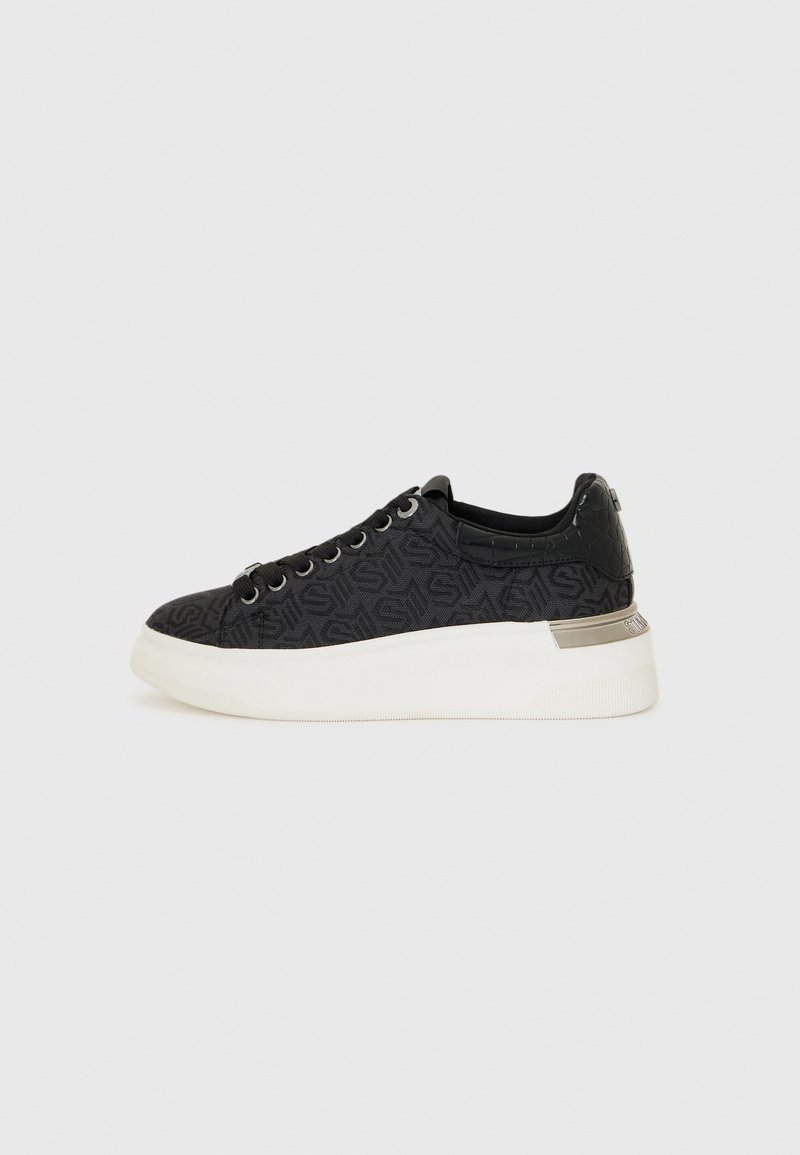 Zwarte sneakers met een gestructureerd patroon, voorzien van ronde veters, een witte platformzool en een glanzend zwart accent op de hiel.