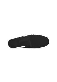 Czarna wsuwana shoe z teksturowaną cholewką i płaską, gumową podeszwą. Projekt wyróżnia się gładkim wykończeniem i subtelnymi rowkami zwiększającymi przyczepność.