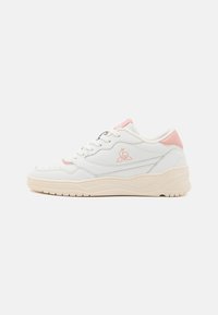 Fehér sneaker rózsaszín kiegészítőkkel, sima bőrből készült. Lekerekített orr, párnázott nyak, struktúrált gumitalp és egy kis logó az oldalon.