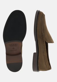 Mocassins marron en daim à enfiler avec semelle en caoutchouc foncé, couture visible, et talon en cuir estampillé "Boggi Milano 42 Made in Italy".