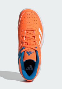 Jasně oranžová sportovní bota s síťovaným svrškem, perforacemi, modrými akcenty, bílými pruhy a polstrovaným límcem pro pohodlí.