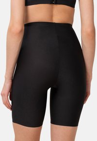 Shorts neri a vita alta con una texture liscia ed elastica, dal design aderente e lunghezza a metà coscia per una silhouette senza soluzione di continuità.