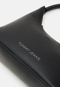 Tommy Jeans MUST SHOULDER BAG - Kézitáska - black