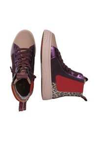 Baskets montantes multicolores avec une semelle en caoutchouc rose, des accents métalliques violets, du daim marron, des côtés rouges et un panneau de talon à imprimé léopard.