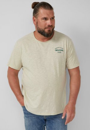 Lichtbeige t-shirt met korte mouwen en een ronde hals, voorzien van een donkergroen logo op de linkerzijde en een gestructureerde afwerking.