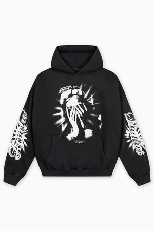 Μαύρο φόρεμα με κουκούλα που έχει ένα κεντρ ικό λευκό σχέδιο με χέρια, μακριά μανίκια διακοσμημένα με λευκό κείμενο και λεπτομέρειες, ριμπ μανσέτες και μπροστινή τσέπη.