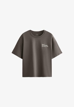 Tmavě šedé tričko s krátkými rukávy s bílým nápisem na levé straně hrudi "NEKOPÍRUJ MĚ, I JÁ JSEM ZTRACENÝ."