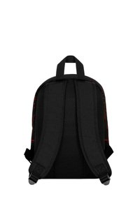 Černý batoh s popruhy na záda ze síťoviny, s horní rukojetí a červenými akcenty. Hladká látka se strukturovaným designem a jemným vzorovaným detailem.