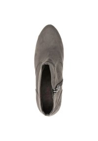 Stivale alla caviglia grigio in suede con punta affusolata, zip laterale e superficie texturizzata, caratterizzato da cuciture decorative lungo i bordi.