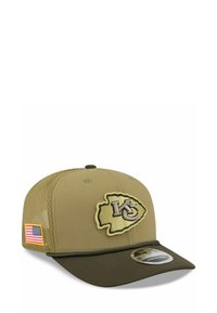 Olivgrüne Baseballkappe mit strukturiertem Mesh-Seite, ausgestattet mit einem erhabenen, gestickten Logo und einer kleinen USA-Flagge an der Seite. Flaches Schirmdesign.