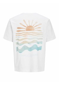 Witte t-shirt met een grafisch ontwerp van een zon en golven in zachte beige en blauwe tinten, met de tekst "Puerto Escondido" en "Jack & Jones."