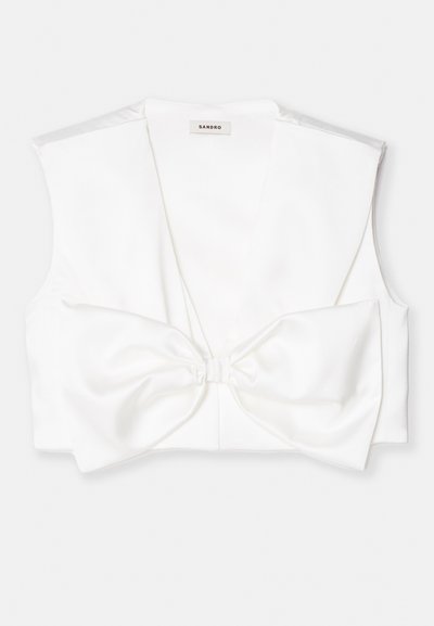 Valge lühikeste varrukatega vest, millel on sügav V-kaelus, laiad õlaõmblused ja suur lipsudetail ees. Sile, satiinilaadne tekstuur.