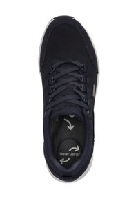 Marineblaue Sneaker mit einem Obermaterial aus Textil, strukturierten Schnürsenkeln und einer gepolsterten Innensohle mit Pfeilen. Gummisohle für Traktion und Langlebigkeit.