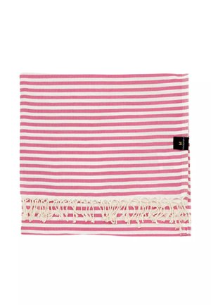 Ružová a biela pruhovaná textília s okrajmi s třásňami, zložená, s malou čiernou štítkou na jednej strane.