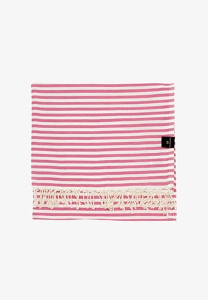 Roze-wit gestreept stof met franjes aan de randen, gevouwen en voorzien van een klein zwart label aan één zijde.