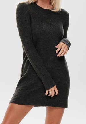 Vestido de punto color gris oscuro con mangas largas, puños acanalados y escote redondeado. Textura suave y diseño hasta la rodilla. Sin estampados ni adornos.